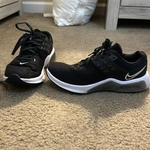 Women’s black Nike tennis shoes size 8